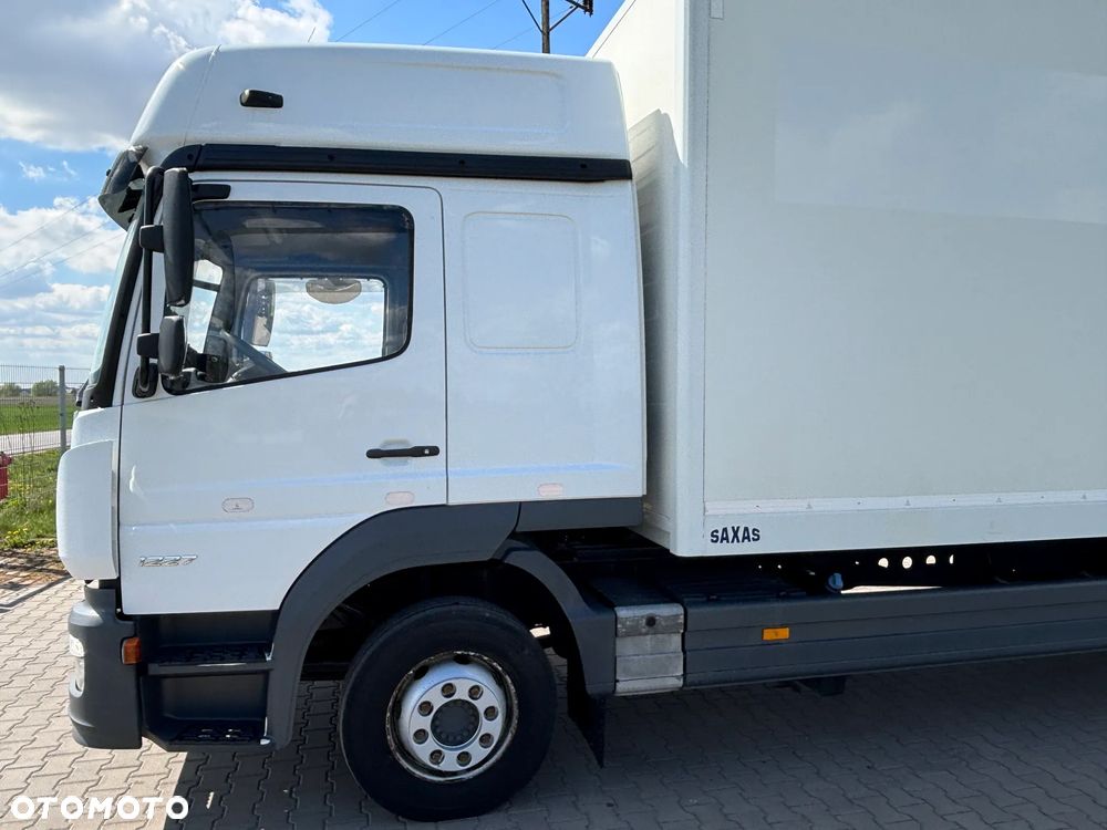 Mercedes-Benz ATEGO 1227 kontener z windą ,  kabina sypialna , webasto, klimatyzacja, niski przebieg , bezwypadkowy. (nie 1224, 1230) - 16