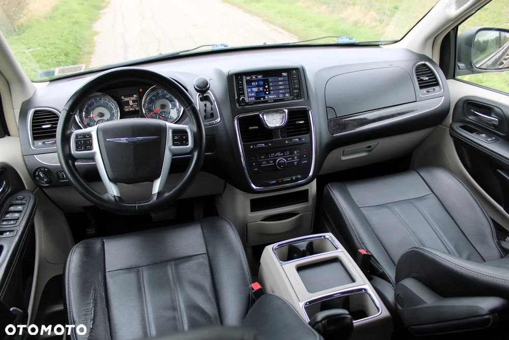 Chrysler Town & Country 3.6 Limited - 13