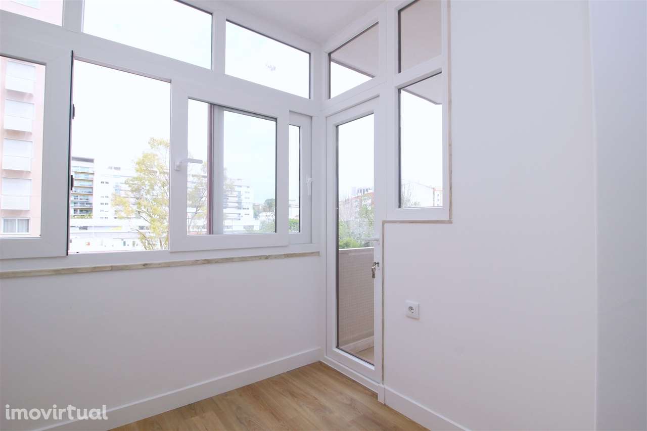 Apartamento T3 remodelado arrecadação parqueamento Estrada da Luz - Grande imagem: 4/28