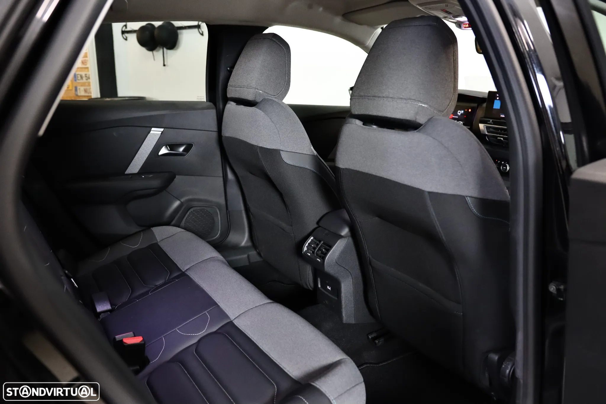 Citroën C4 BlueHDi 130 Stop&Start EAT8 SHINE - 33