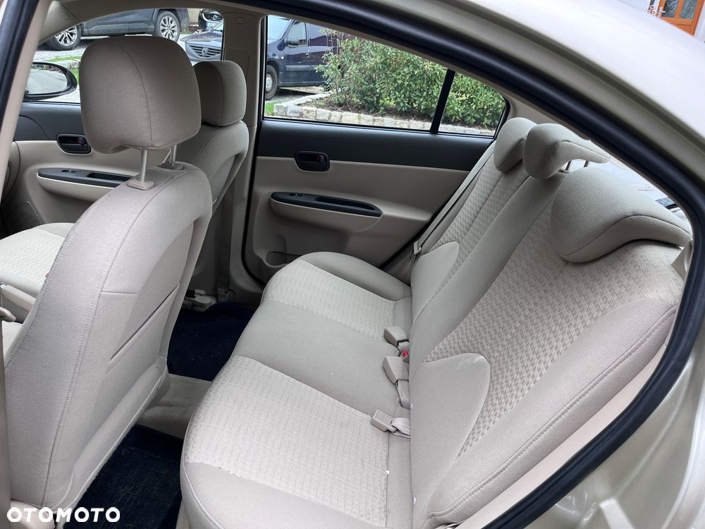 Hyundai Accent - 3