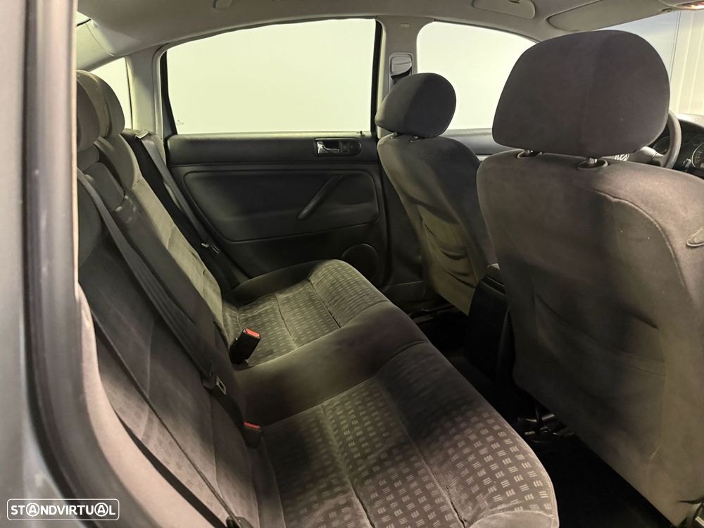 VW Passat 1.9 TDi Trendline 4M - 16