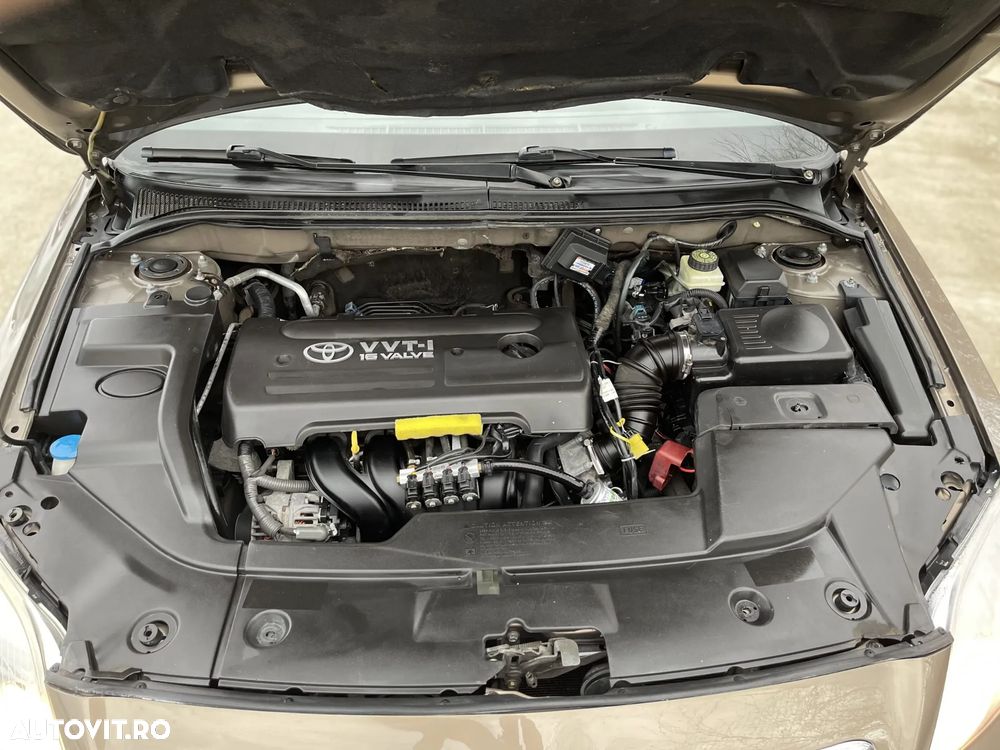 Toyota Avensis 1.6 Sdn. Sol - 12