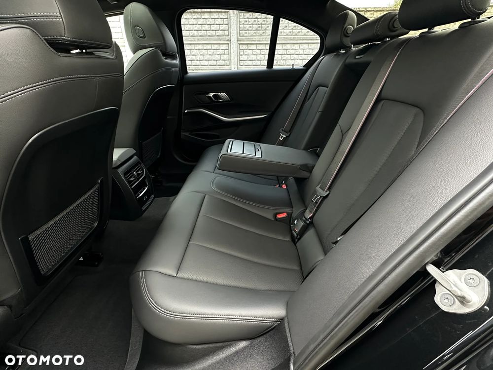 BMW Seria 3 318i M Sport - 23