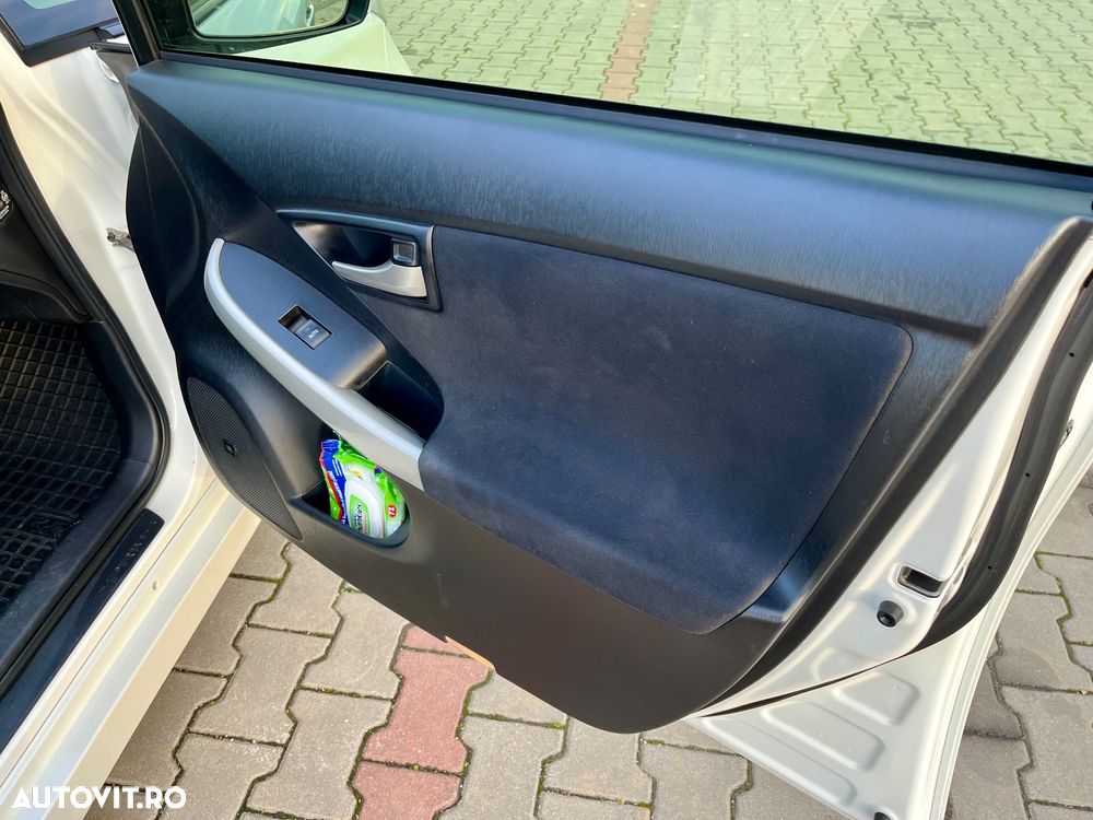 Toyota Prius Plug-in (Hybrid) Life - 17