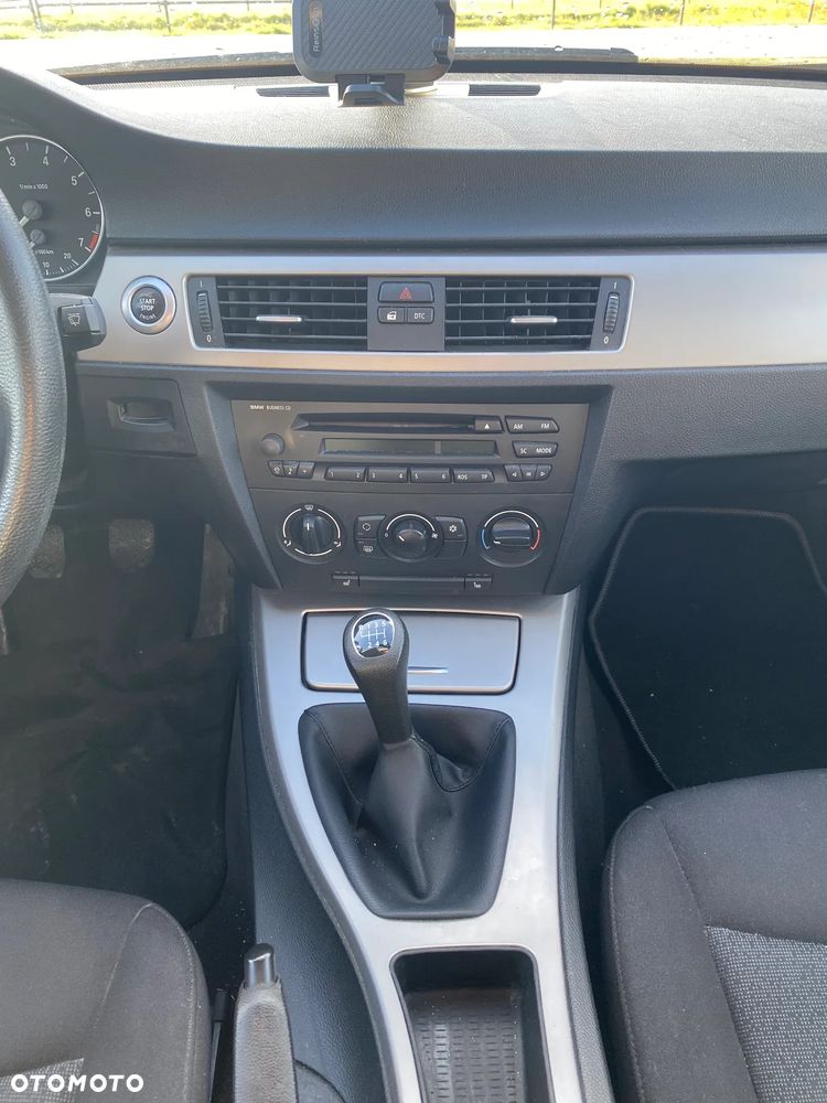 BMW Seria 3 318i Touring - 13