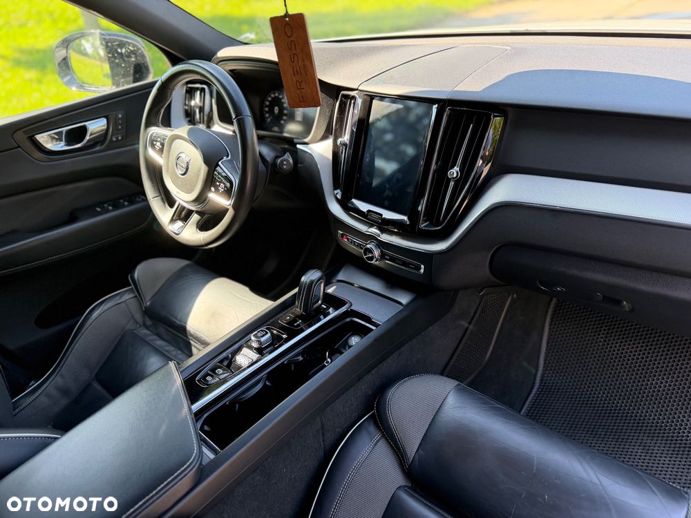 Volvo XC 60 D5 SCR AWD R-Design - 34