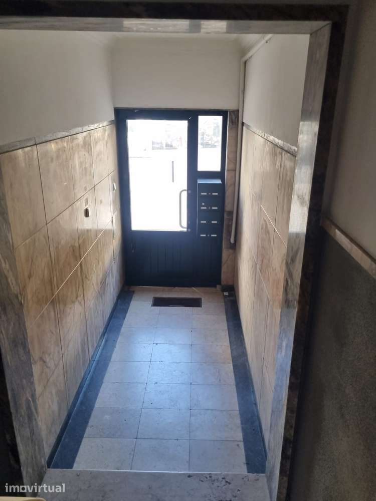 APARTAMENTO T2 RENOVADO PARA ARRENDAR NA ESTRADA DE MOSCAVIDE - Grande imagem: 2/35