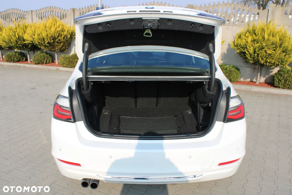 BMW Seria 3 328i xDrive Sport Line - 33