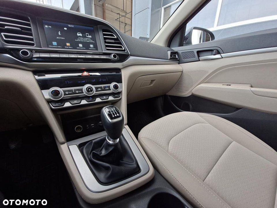 Hyundai Elantra - 24