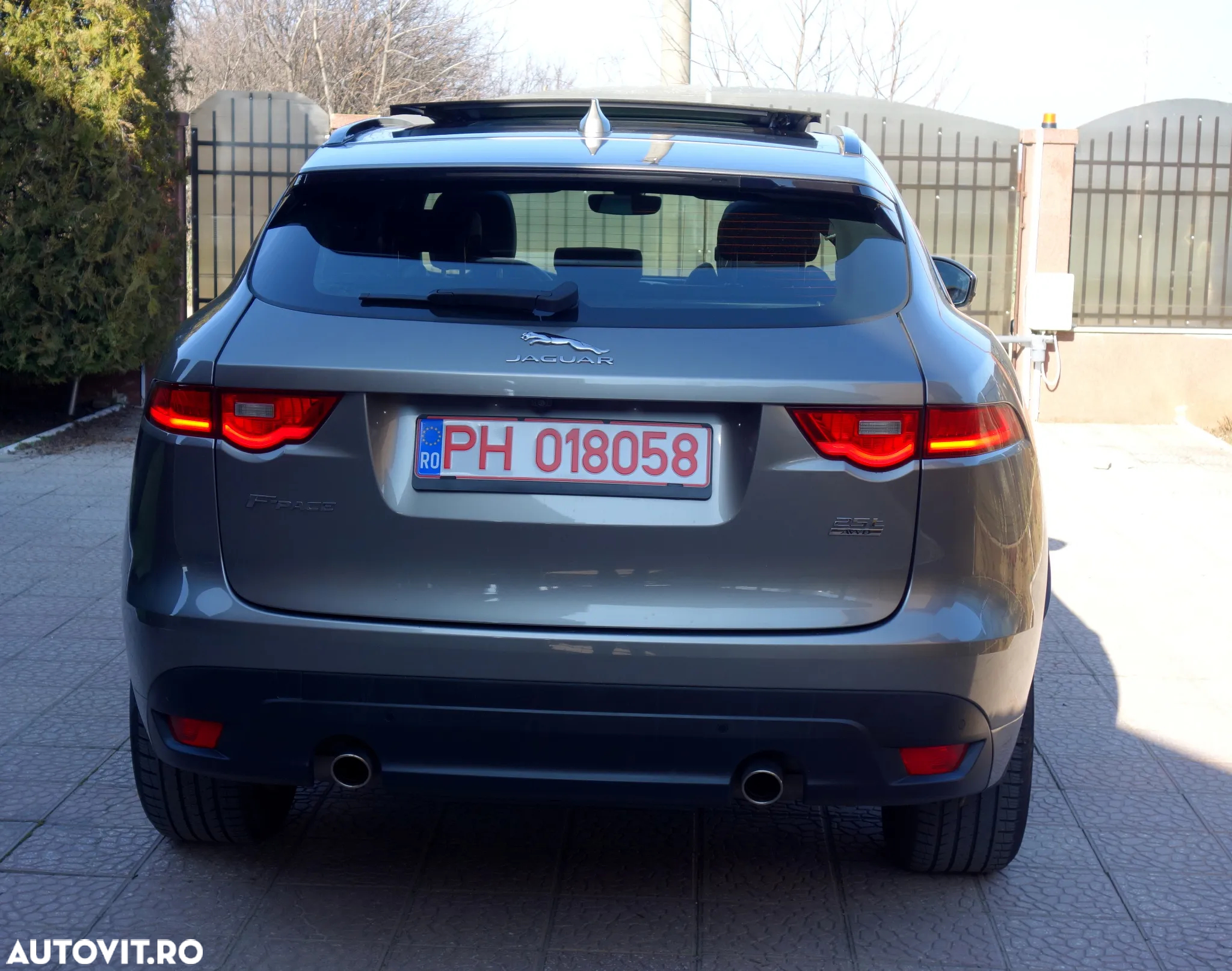 Jaguar F-Pace 25t AWD R-Sport - 4