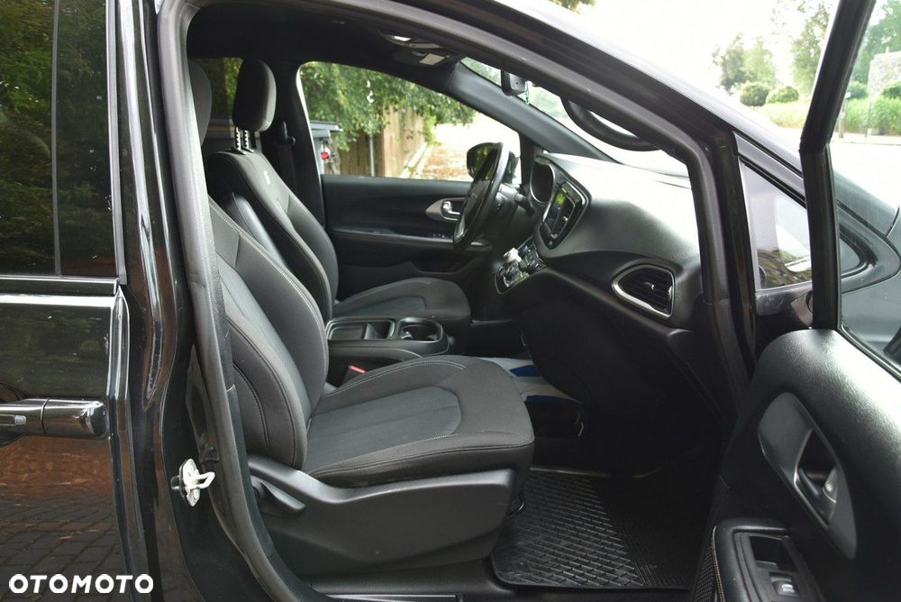 Chrysler Pacifica - 11