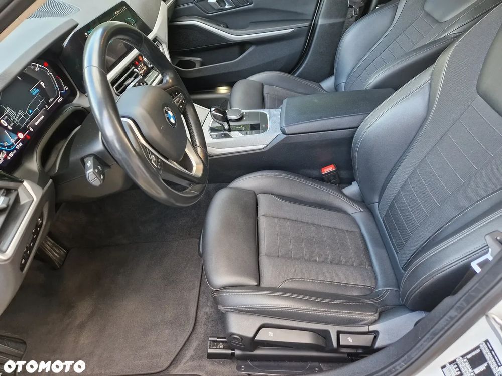 BMW Seria 3 318d mHEV - 14