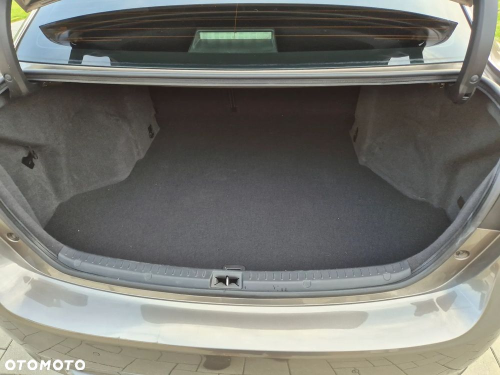 Toyota Avensis 1.6 Active - 16
