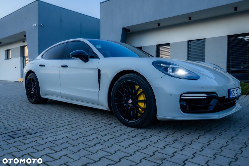 Porsche Panamera Turbo - 1