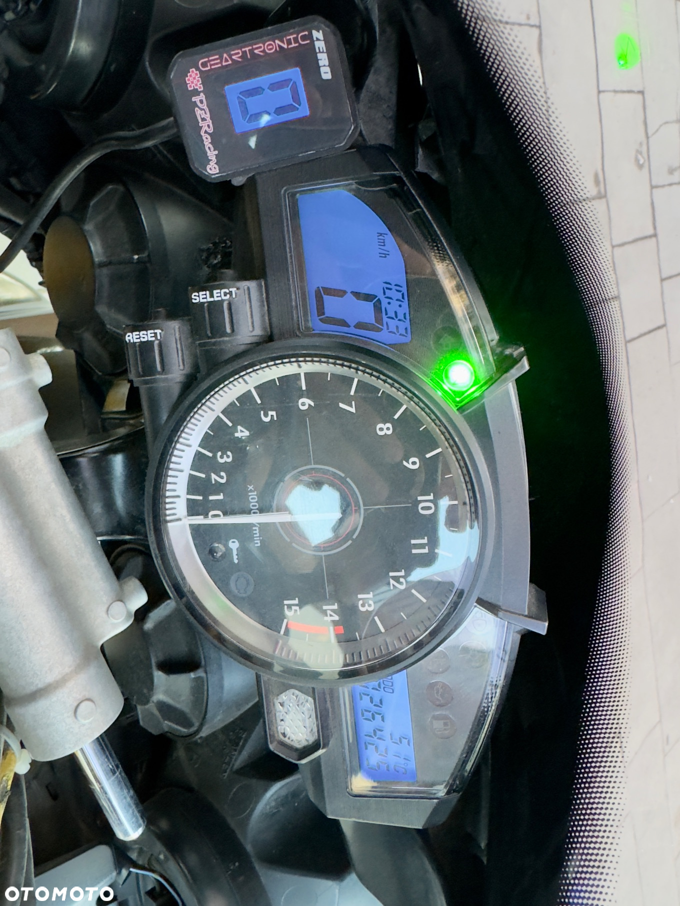 Yamaha R1 - 8
