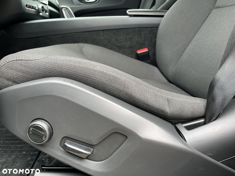 Volvo XC 60 B4 B Momentum - 12