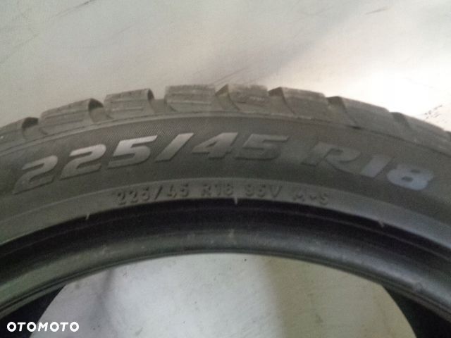 PIRELLI WINTER SOTTOZERO 3 225/45R18 95V XL - 11