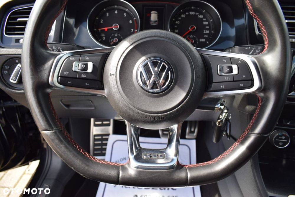 Volkswagen Golf - 28