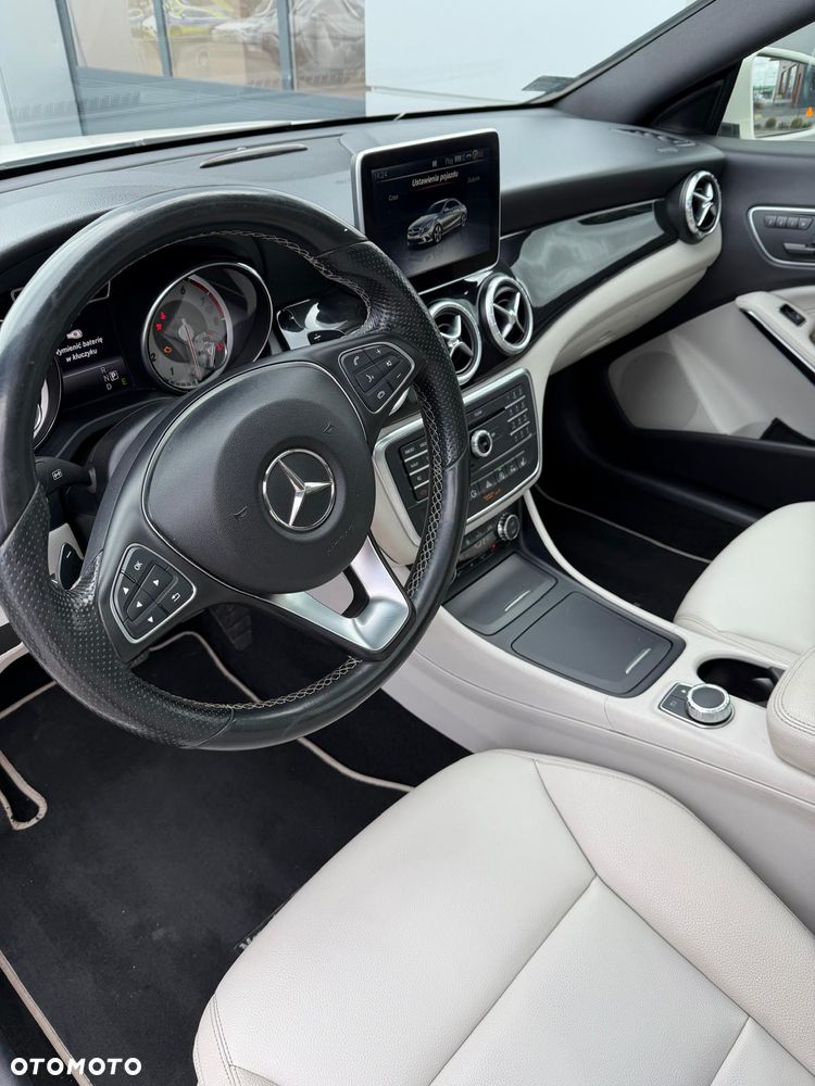 Mercedes-Benz CLA 250 4-Matic AMG Line - 16