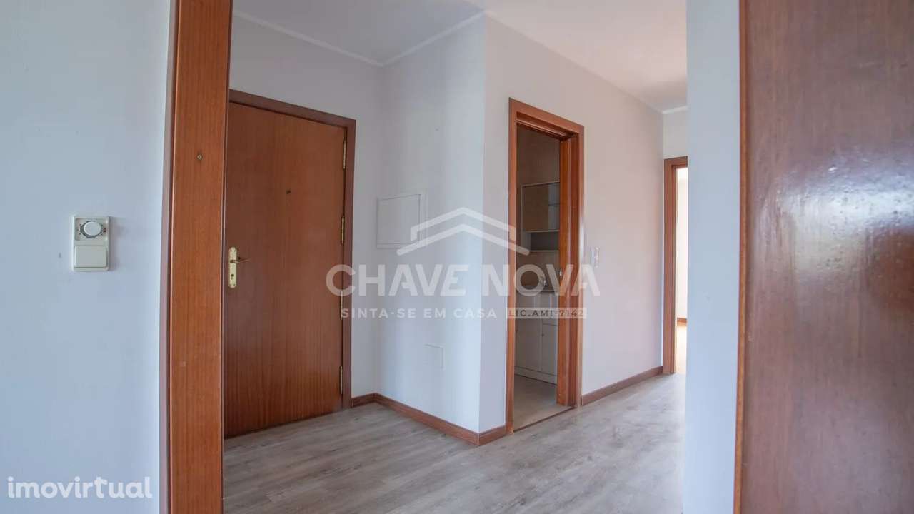 Apartamento T2 c/ Lugar de Garagem em Serzedo - Grande imagem: 2/34