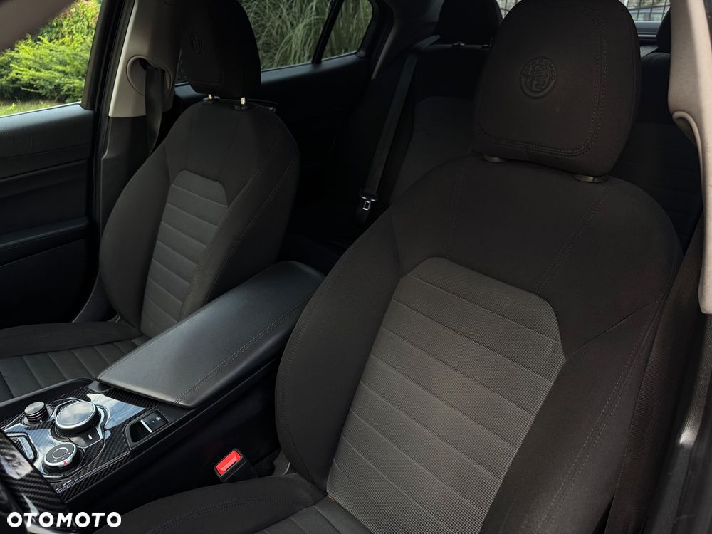 Alfa Romeo Giulia 2.0 Turbo - 11