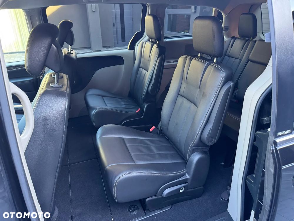Chrysler Town & Country 3.6 Limited - 29