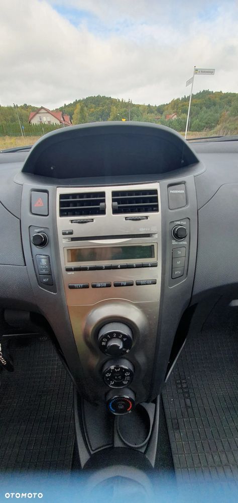 Toyota Yaris 2009 photo 2