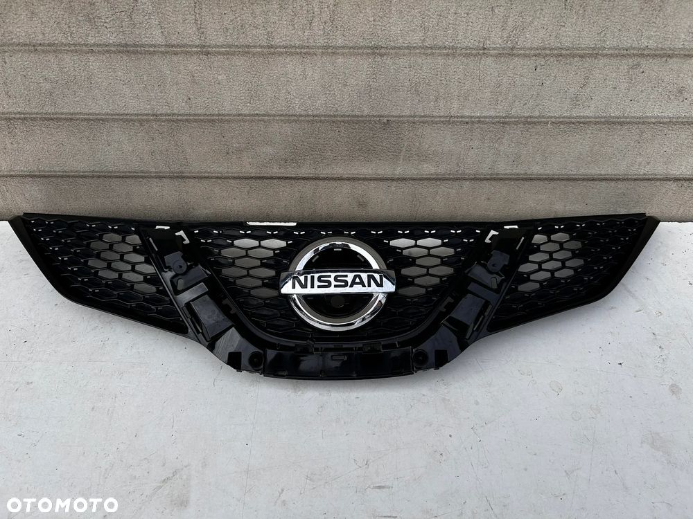 NISSAN QASHQAI J11 ATRAPA GRILL ZDERZAK PRZÓD EMBLEMAT 623104EA1D