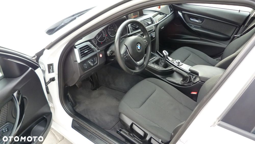 BMW Seria 3 318d Touring Sport Line - 12