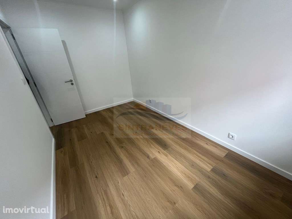 Apartamento T1+2 totalmente remodelado com logradouro privativo na ... - Grande imagem: 4/18