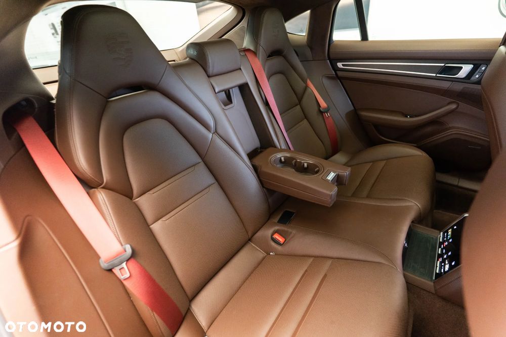 Porsche Panamera 4 E-Hybrid Platinum Edition - 38