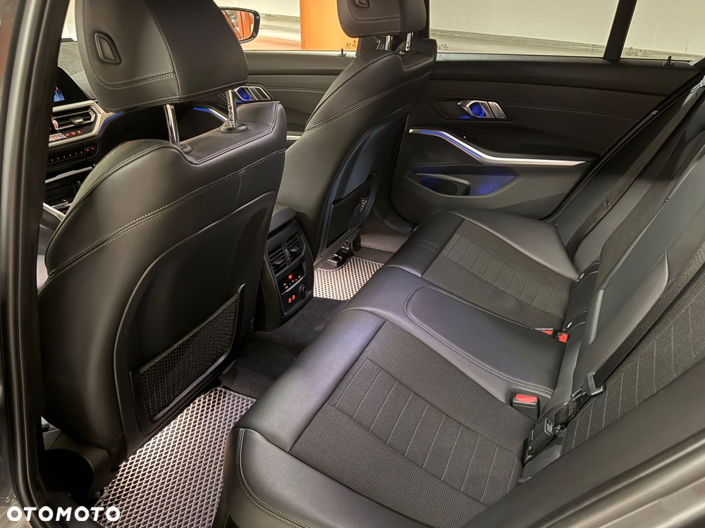 BMW Seria 3 330i Sport Line - 23