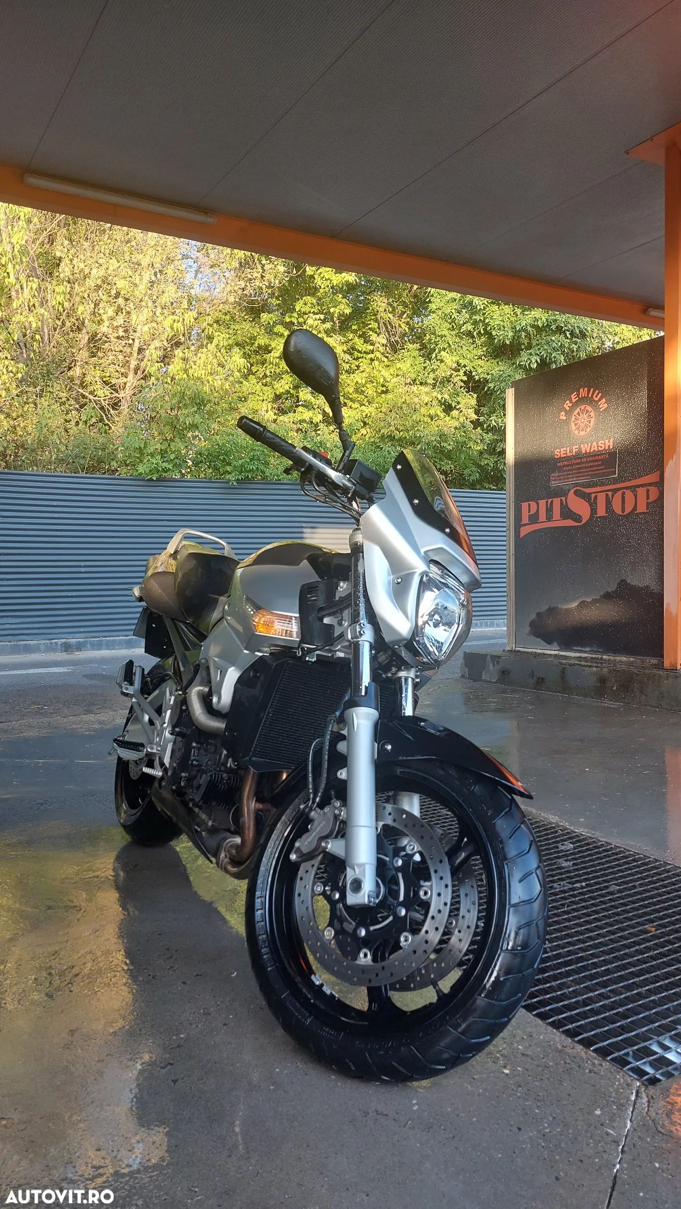 Suzuki GSR 600 - 1