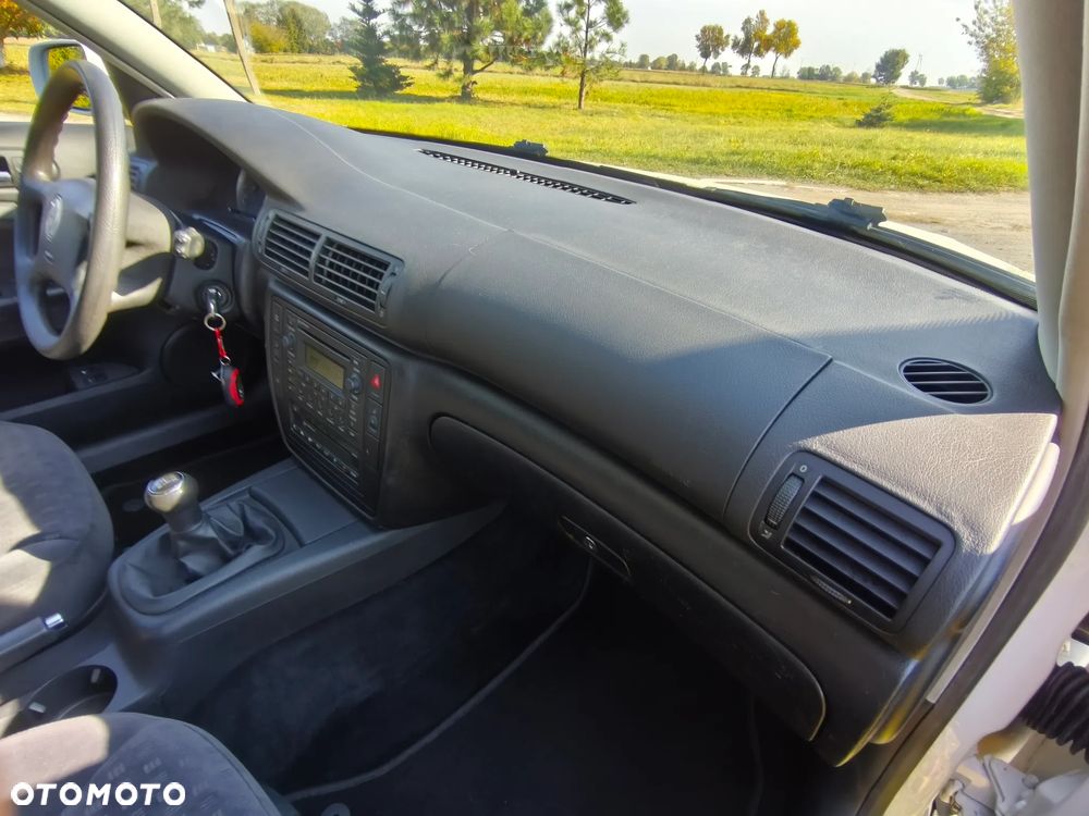 Volkswagen Passat 1.6 Comfortline Family - 18