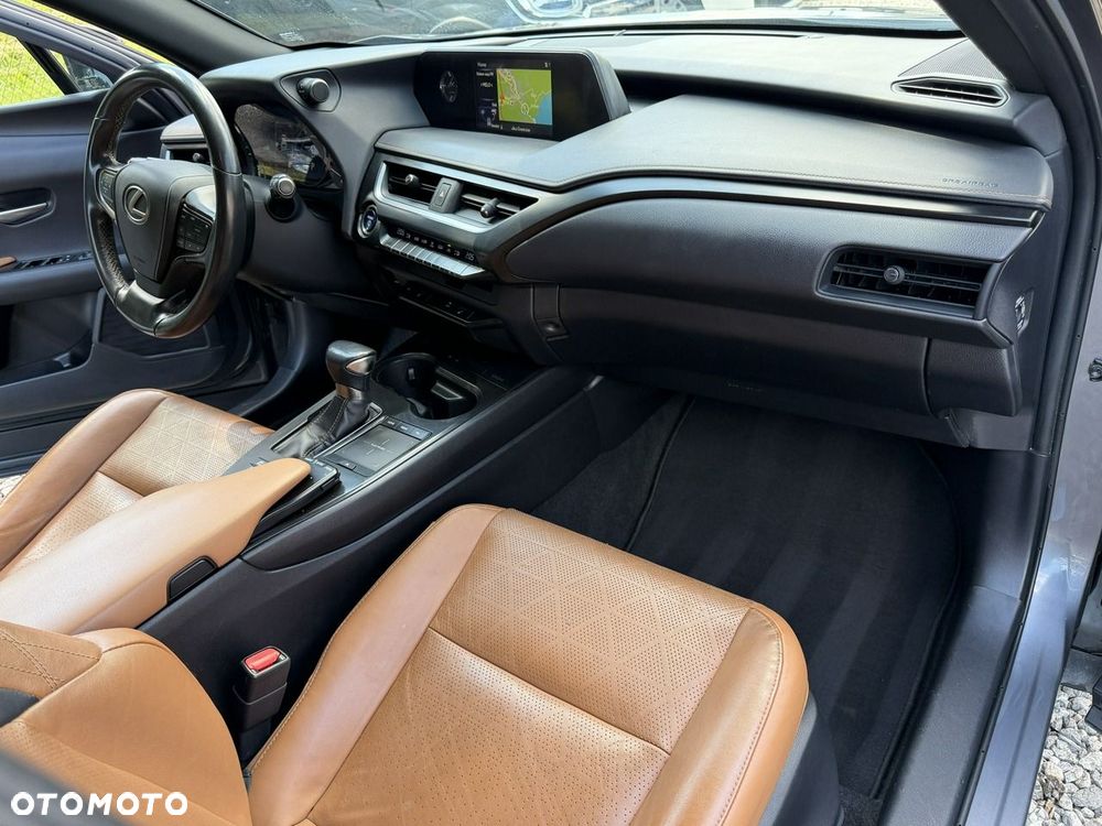 Lexus UX - 16