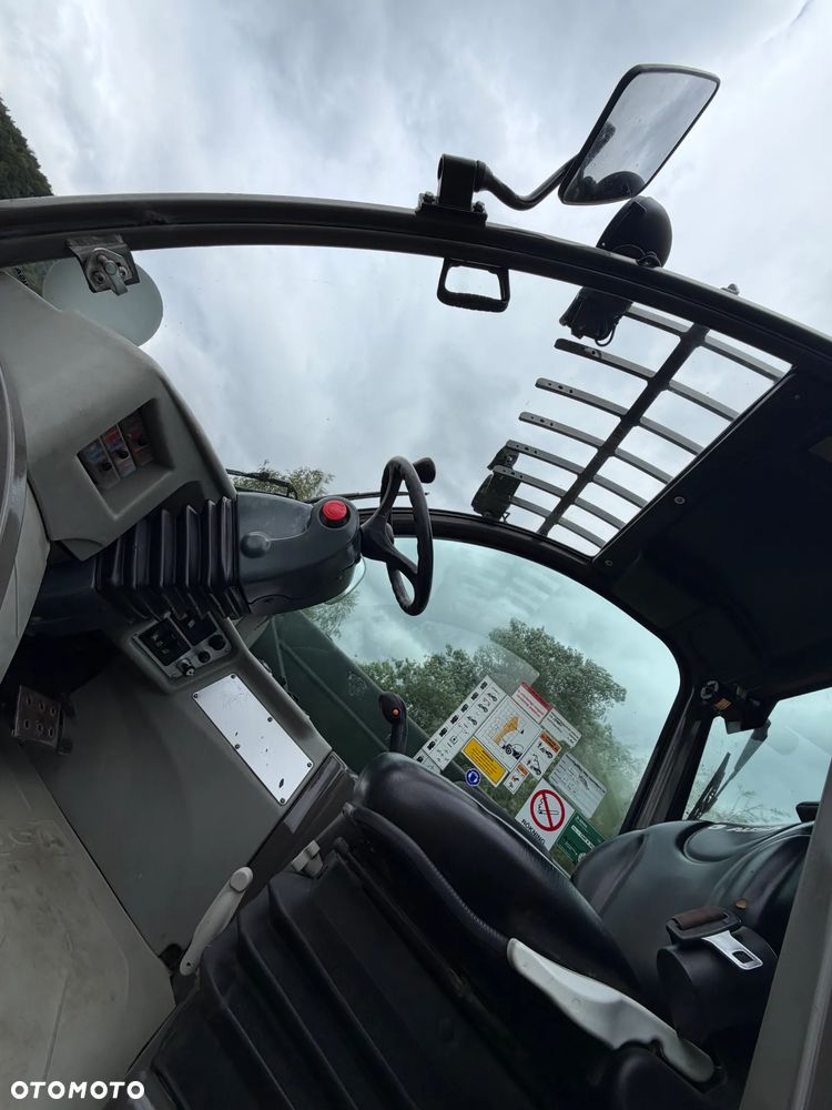Ausa T204 H. JAPOŃSKA Ładowarka Teleskopowa 4,2 metra Wysuw. Udźwig 2,2 tony. Rozsuwanie wideł HYDRAULICZNE.  Maszyna Jak Nowa z Salonu. Pochodzi z Gospodarstwa Norweskiego! 2017rok. przebieg tylko 3800mtg. Silnik Kubota 4cylindry!  ZERO ZUŻYCIA ORYGINAŁ.  Ani Deka luzów i wycieków. Aktualna DEKRA BMWT. Bardzo mały i zgrabny sprzęt o potężnej wydajnośći. Opony Nowe! Szybka wolna jazda. 3 tryby skrętu! Pełne sterowanie z dżojstika! Wersja Norweska! Kilka dodatkowych wyjść Hydraulicznych! Jazda Hydrostatic Wielka Okazja - 31