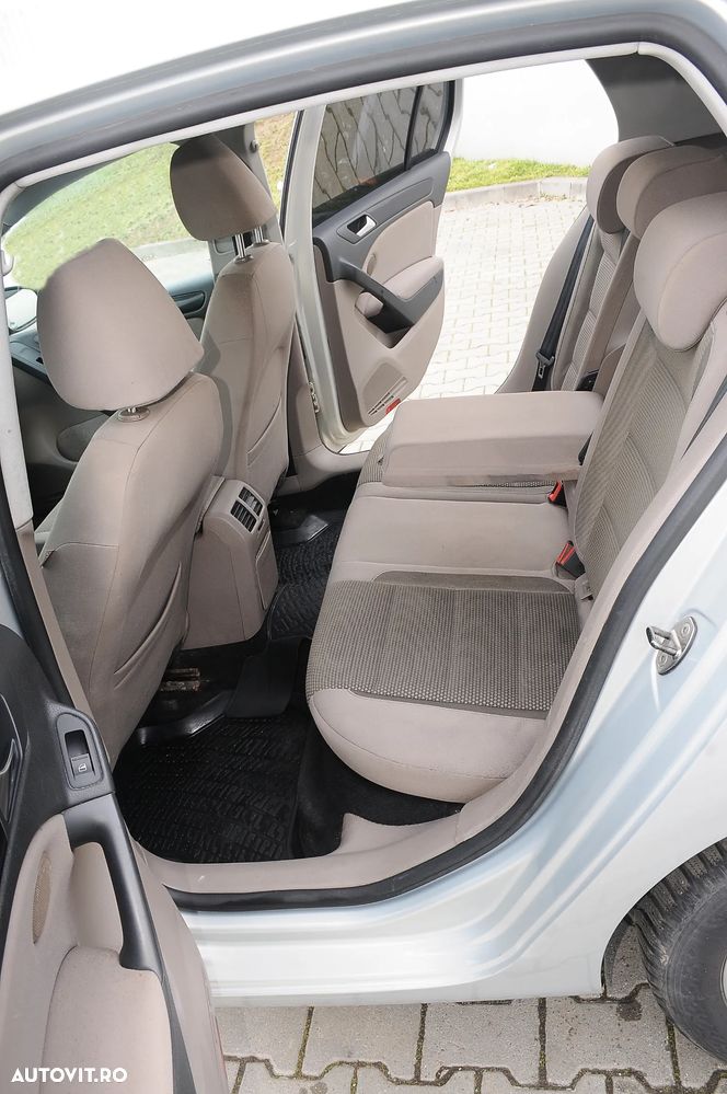 Volkswagen Golf 1.6 TDI DPF Comfortline - 17