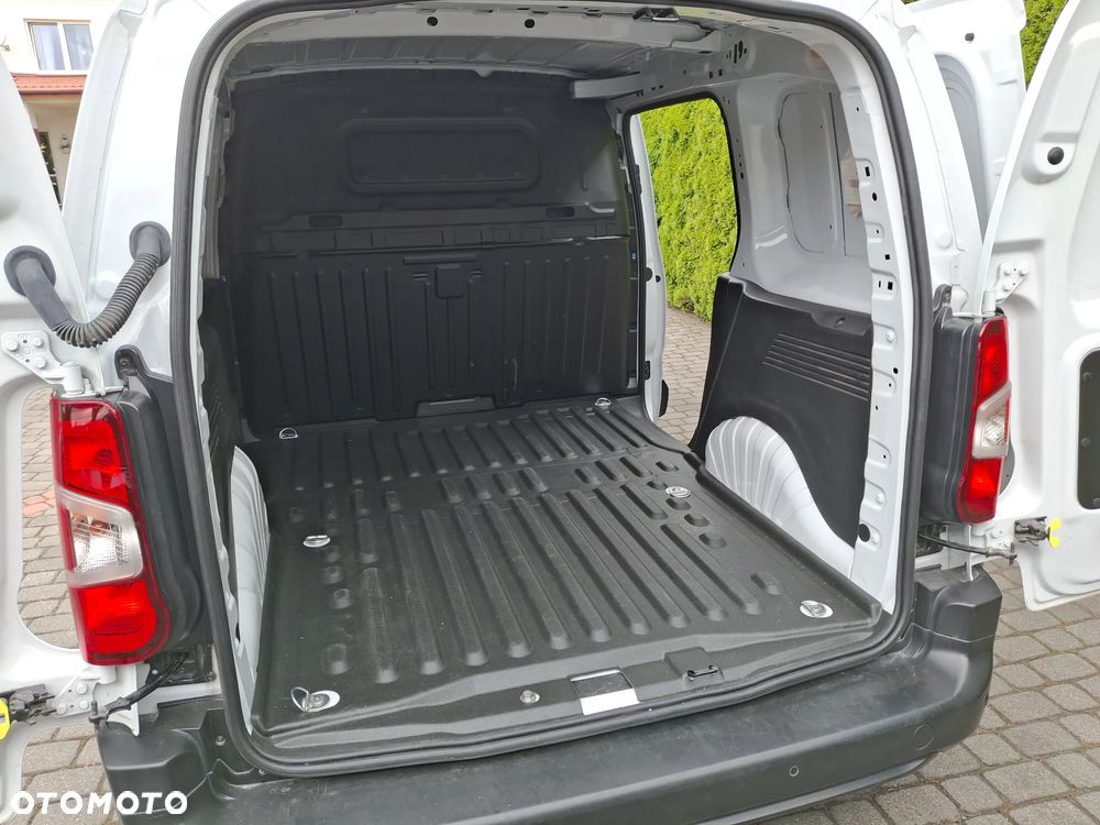 Opel Combo 2025 r 1.2 Pure Tech 110 KM Salon PL - 32