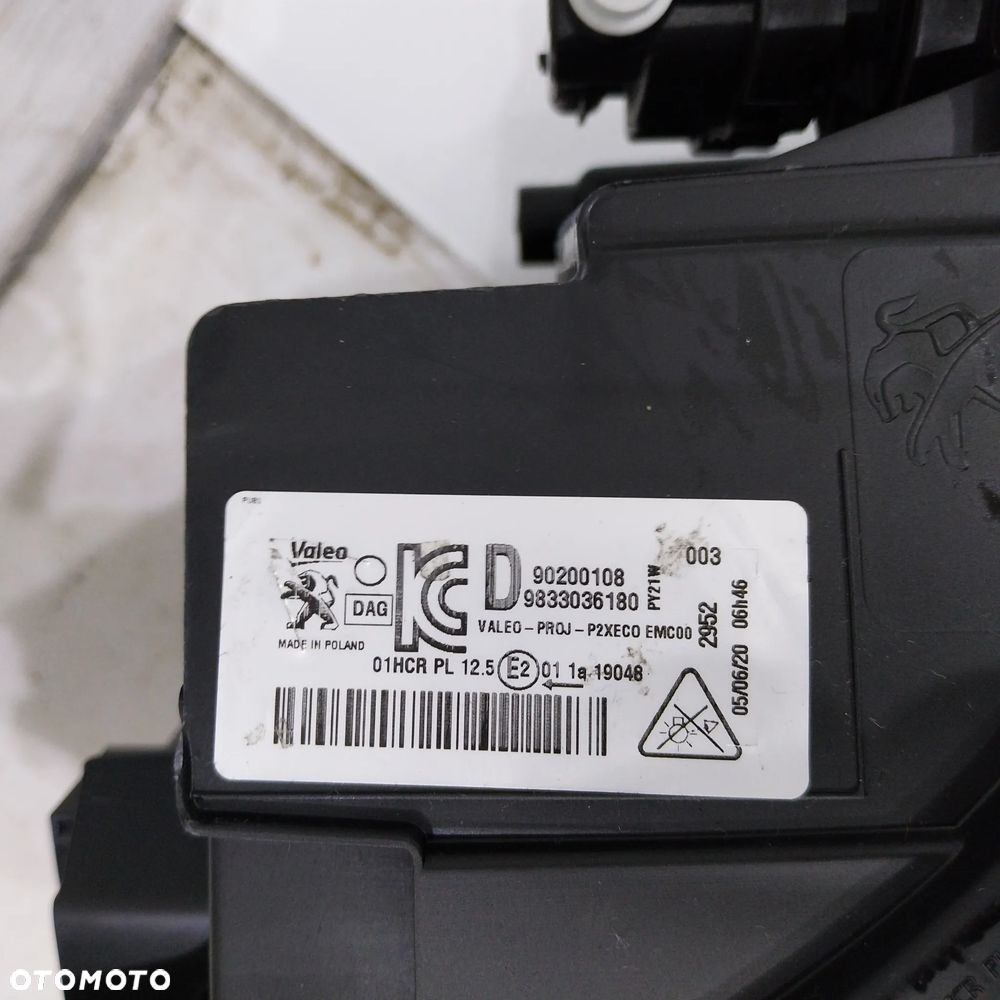 PEUGEOT 208 2008 II 2 19R- LAMPA PRAWA PRZEDNIA PRZÓD 9833036380 LED - 3