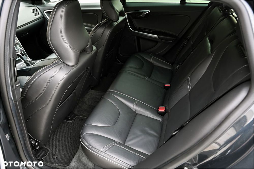 Volvo V60 D3 R-Design - 14