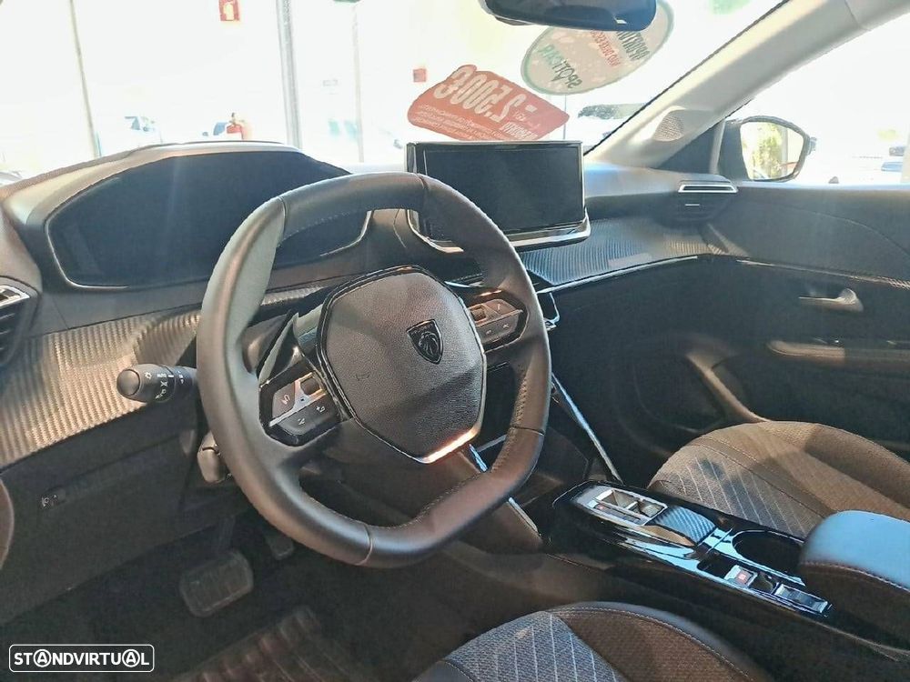 Peugeot 208 - 8