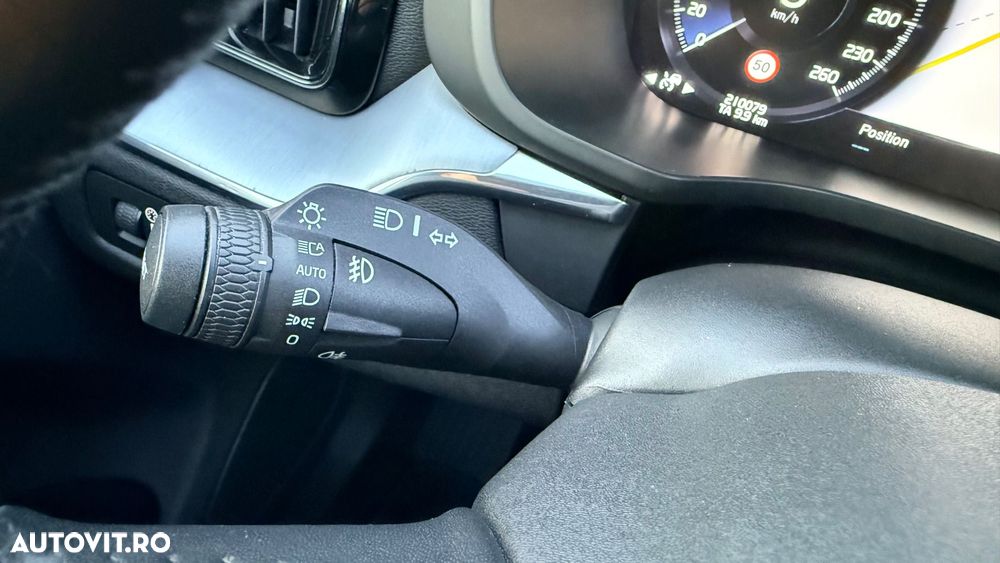 Volvo XC 60 T8 Twin Engine AWD Geartronic Momentum - 33