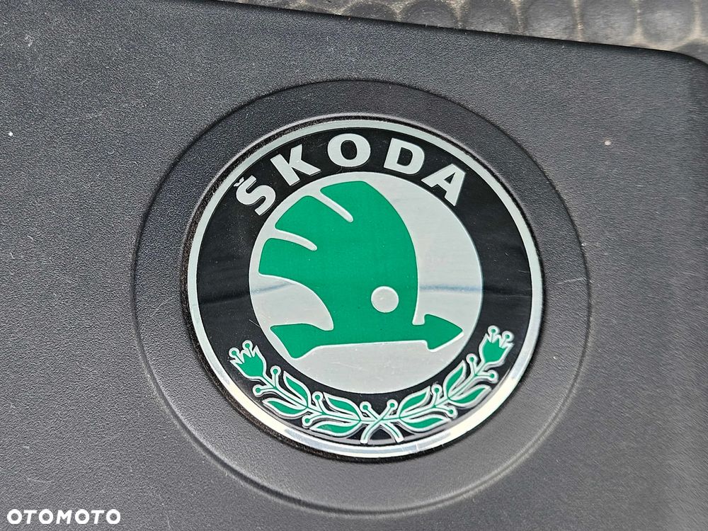Oslona Pokrywa Silnika 06A103925 AJ AS Na silnik Górna Emblemat 2.0 Skoda Octavia I 1 - 4