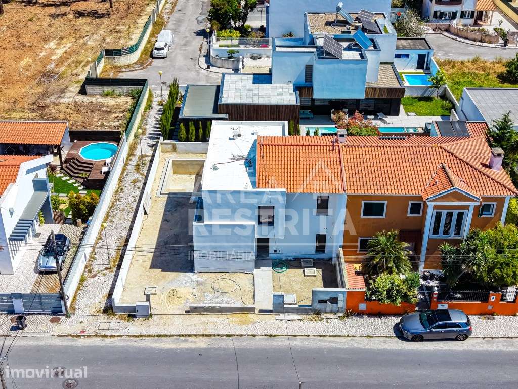 Moradia T4 - NOVA (em lote de 345 m2) com piscina - Aroeira (Charne... - Grande imagem: 4/42