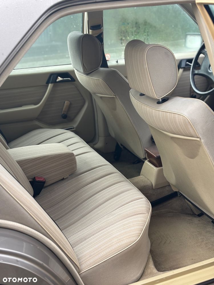 Mercedes-Benz Klasa E 260 4-Matic - 13