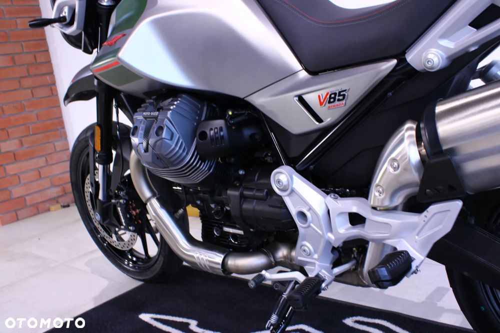 Moto Guzzi V85 - 24