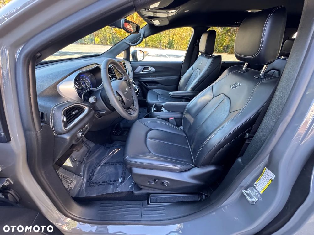 Chrysler Pacifica - 12