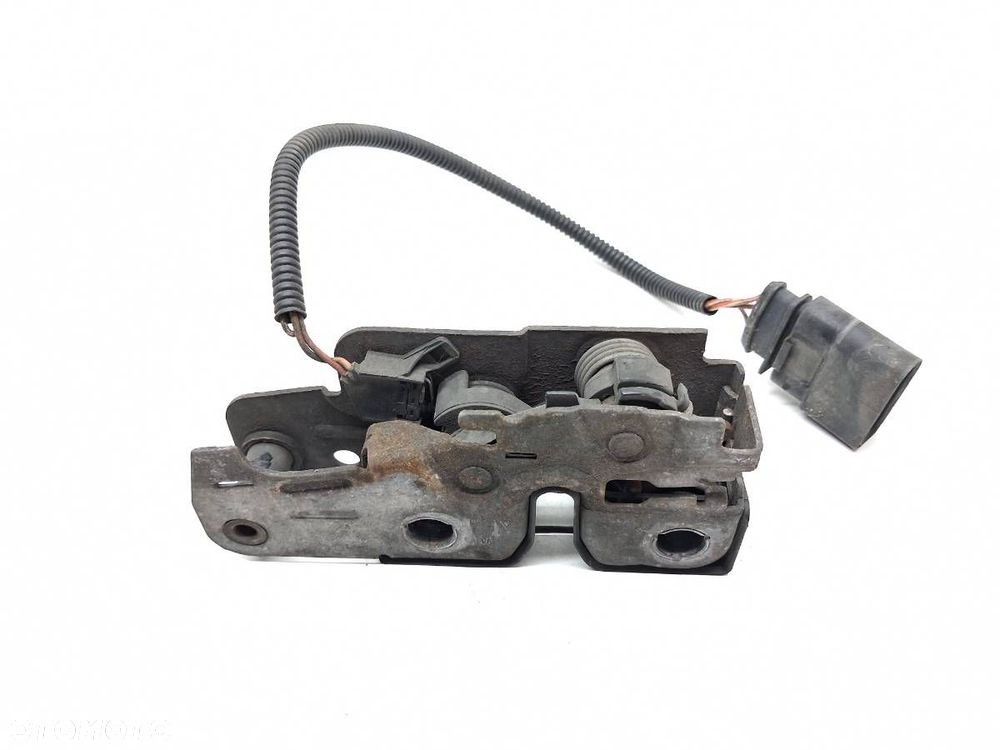 ZAMEK MASKI VW TOUAREG II 7P 7P6823509 2011 EUROPA - 1