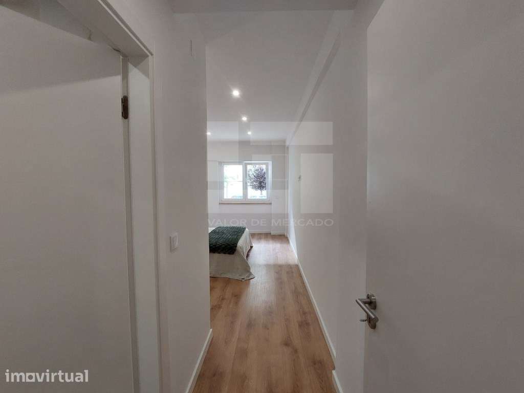 Apartamento T2 recuperado em Benfica, Lisboa, com 62m² e elevador. - Grande imagem: 4/17